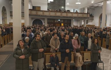 U 6 ujutro puna crkva vjernika - bili smo na zornici!