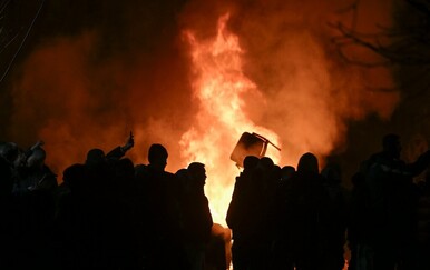 FOTO/VIDEO Noć kada je Bugarska eksplodirala: Tisuće na ulicama, letjele boce i kamenje, zapaljeni kontejneri