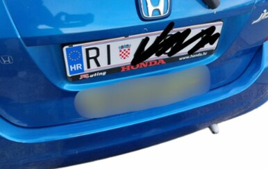 Mladi vozač nasmijao promet natpisom na vozilu! Pogledajte što je napisao