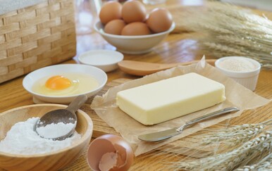 Jaja i maslac sa sobne temperature