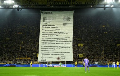 Navijači BVB-a istaknuli gigantsko pismo preko cijele tribine