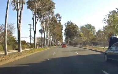 Kao muha bez glave: Ovakav prizor rijetko se viđa, svi se pitaju kako uopće vozi