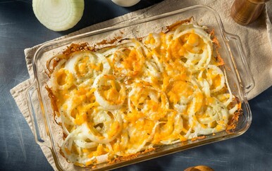 Umjesto krumpira: Zapečeni luk sa sirom odličan je prilog pečenjima