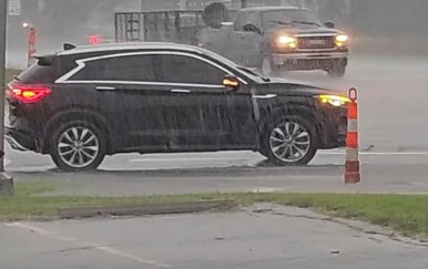 Olujno nevrijeme priredilo iznenađenje vozačima, detalj na cesti popravio im tmuran dan