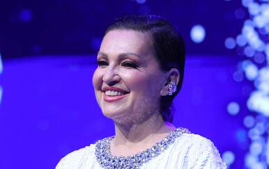 Nina Badrić u visokim lakiranim čizmama