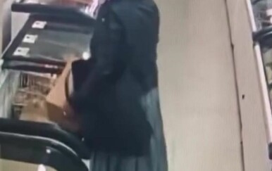 Gospođa prozvana kradljivcem stoljeća! Pogledajte kako je sakrila paket