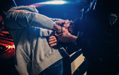 Dvoje mladiča napali državljanine Srbije