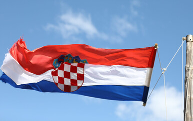 Podignuta optužnica protiv muškarca koji je zapalio policijsku kapu i hrvatsku zastavu