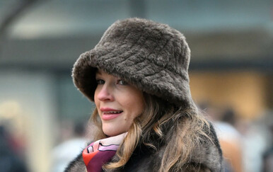 Ulična moda trudnica iz Zagreba u pletenoj haljini