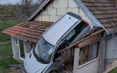 Nevjerojatna prometna nesreća - automobil sletio na kuću! "Mislio sam da se krov ruši"