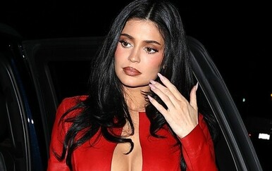 Kylie Jenner zablistala je u crvenom kožnom topu s dubokim dekolteom