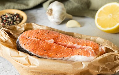 Jednostavno, a posebno: Paketići s lososom i kremastim porilukom