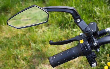 Jeziv napad: Srušio muškarca s motocikla i omotao se oko njega, supruga užasnuto gledala smrtonosni napad