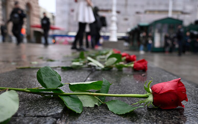 Prijavljen muškarac koji je na zagrebačkom trgu gazio ruže za ubijene žene
