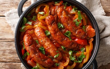 Pikantno povrće s kobasicama: Recept koji grije i diže iz mrtvih