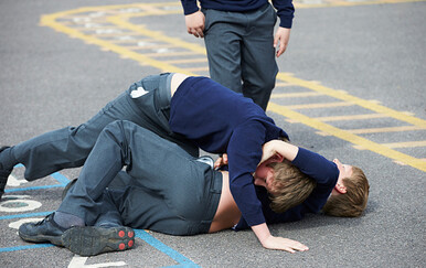 Metković: Maloljetnik na travi, kokainu i speedu tukao vršnjake