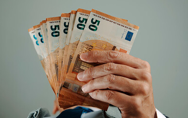 Maloljetnik iznuđivao 47-godišnjaka: Prijetio mu preko telefona, tražio bonove i novac