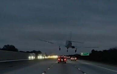 Slijetanje aviona na automobil