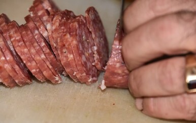 Što se događa s vašim krvnim tlakom kada redovito jedete suhomesnate proizvode?