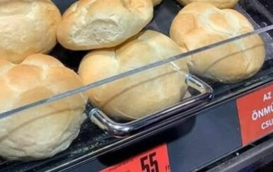 Neobičan posjetitelj zgrozio kupce trgovine! Pogledajte tko se sakrio među peciva