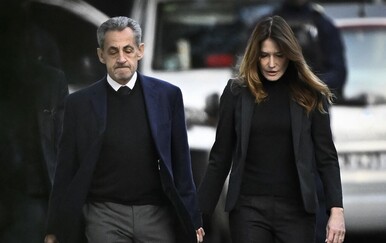 Nicolas Sarkozy sa suprugom Carlom Bruni-Sarcozy prilikom odlaska u zatvor