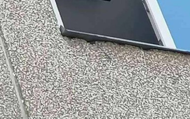 Pogledao kroz prozor na zgradi, a ono što je vidio morao je podijeliti s drugima