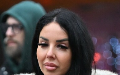 Ulična moda Zagreb sako s puf predimenzioniranim ramenima 2025.