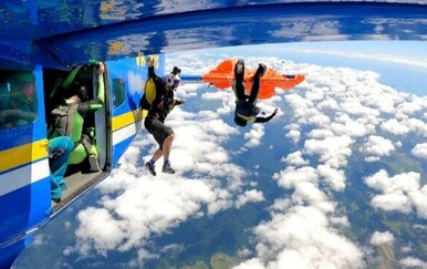 Kamere snimile trenutak užasa: Iskusni padobranac zapleto se za rep aviona