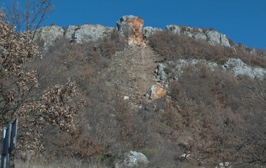 Velika kamena gromada koja se odronila iznad državne ceste D-56 opasnost je za vozače