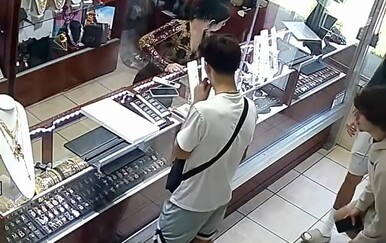 U ovoj zlatarnici nastradaju i nedužni, snimka sigurnosne kamere je čisti urnebes