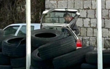 Božićna jelka iz Imotskog ponovno je viralni hit! Pogledajte zašto