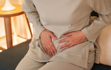 Bolovi u donjem dijelu trbuha kod žena: Što je uzrok?