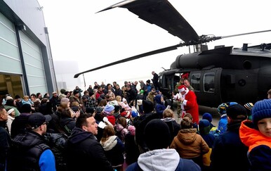 Djed Božićnjak sletio u Lučko helikopterom Black Hawk