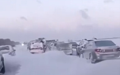 Rusija: Zbog mećave i olujnog vjetra stotine ljudi evakuirano s autoceste