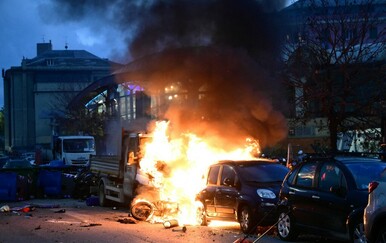 Drama uoči utakmice: Gorjeli automobili i skuteri, policajci ozlijeđeni, ispaljeni i suzavci