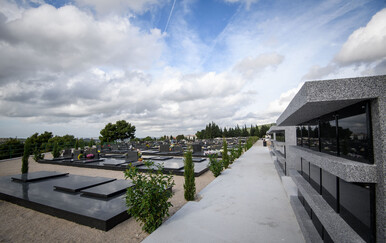 Kakav bezobrazluk: Automobilom vozio kroz grobove