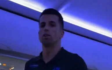 Zvijezda u avionu napala putnika koji je sve snimio? Evo što se zapravo dogodilo