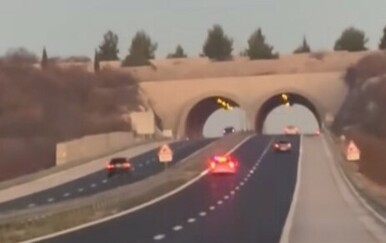 Automobil jurio u suprotnom smjeru na autocesti, za njim vozila policija pod rotirkama