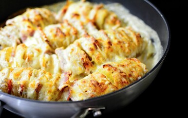 Krumpir kao glavna zvijezda stola: Hasselback krumpir sa slaninom zapečen u vrhnju