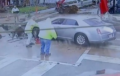 Kao muha bez glave: Nikome nije jasno kako je vozač uspio završiti u rupi