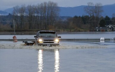 Probijen nasip, izdano upozorenje na bujične poplave
