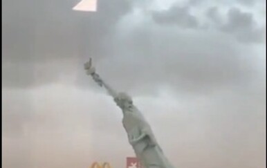 VIDEO Dramatične snimke: Vjetar srušio kip visok 35 metara