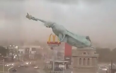 VIDEO Dramatične snimke: Vjetar srušio kip visok 35 metara