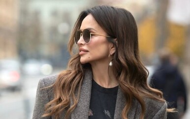 Severina u oversized sakou, cvjetnoj suknji i smeđim čizmama