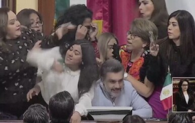 VIDEO Zastupnice u meksičkom Sentatu se posvađale i vukle za kosu