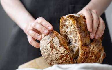 Mississippij: Zbog skrivanja žileta u štrucama kruha uhićena žena