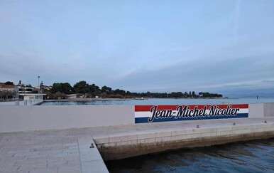 Uklonjen je dio spornog murala u Supetru, pojavila se i topovnjača