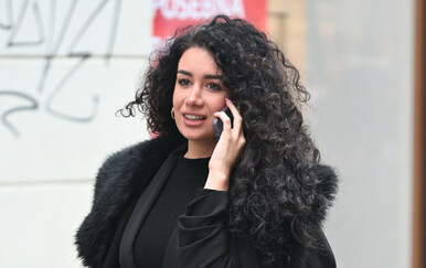 Ulična moda Zagreb u minici i efektnim čizmama