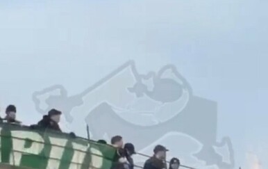 Navijači Rapida iz Beča na Starom mostu u Mostaru razvukli transparent