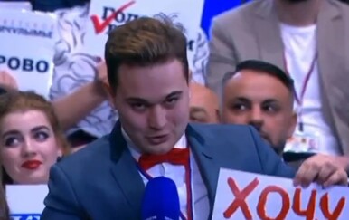 Mladić zaprosio djevojku javno tijekom Putinova govora